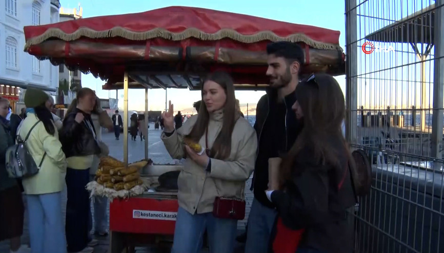 Kestaneci Alper Temel turistlerin ilgi odağı oldu Kestaneci Alper Temel turistlerin ilgi odağı oldu