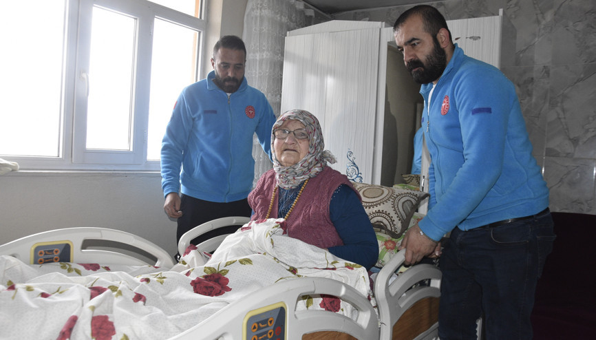 Yatağa bağımlı hastanın ortopedik yatak sevinci