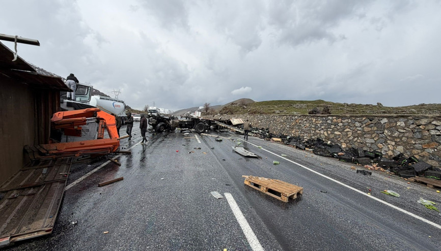 Karayolları bakım aracı ile TIR çarpıştı; 1i ağır, 3 yaralı