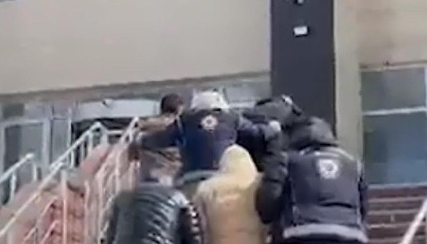 Karsta durdurulan hafif ticari araçtan 6 kaçak göçmen çıktı Karsta durdurulan hafif ticari araçtan 6 kaçak göçmen çıktı