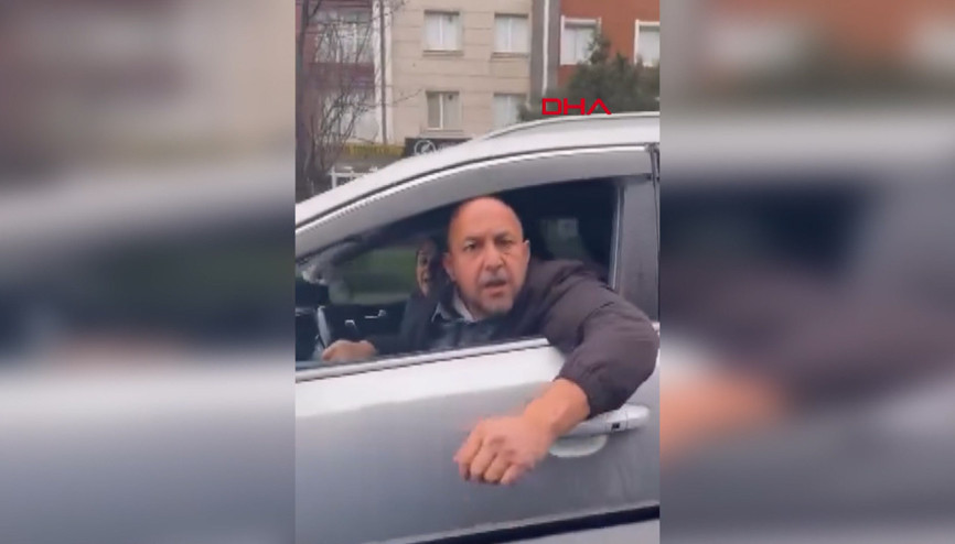Beylikdüzünde Araçta çocuğum var diyen sürücünün otomobiline saldırdı