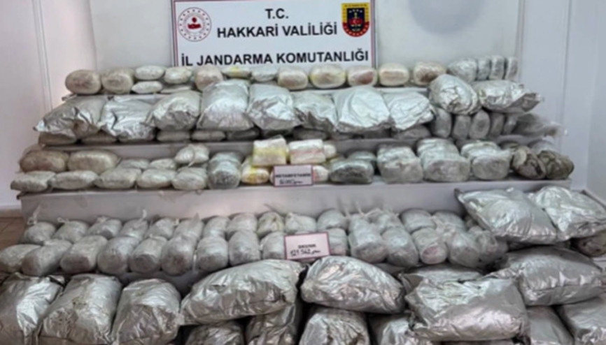 Van ve Hakkaride operasyon: 446 kilogram uyuşturucu madde ele geçirildi, 8 şüpheli yakalandı