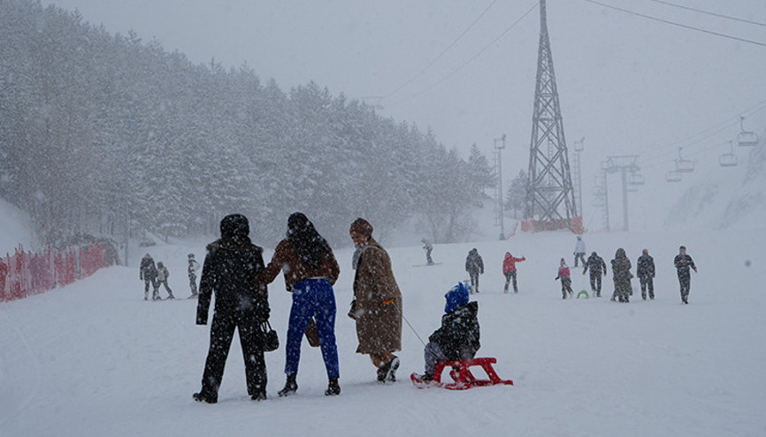 Kar yağışı bölgeyi terk etmiyor: Kayak merkezinde sezon 30 Nisana kadar uzadı
