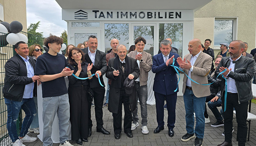 Duisburg’da emlak ofisine görkemli açılış