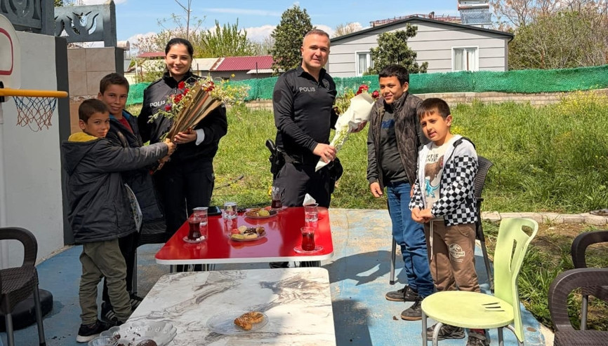 Özel öğrencilerden polislere çiçekli teşekkür