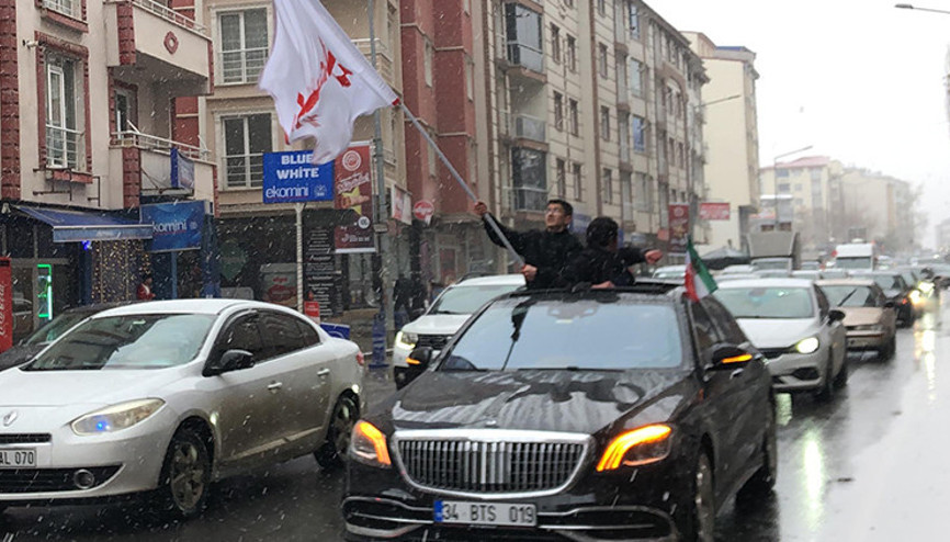 İrana destek için konvoy oluşturup kentte tur attılar İrana destek için konvoy oluşturup kentte tur attılar