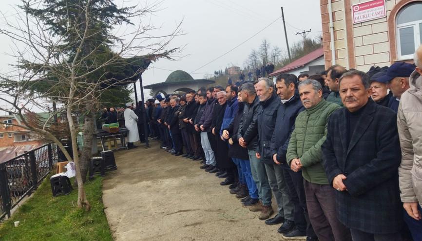 Uçurumdan yuvarlanan otomobilde ölen baba ve kız toprağa verildi Uçurumdan yuvarlanan otomobilde ölen baba ve kız toprağa verildi