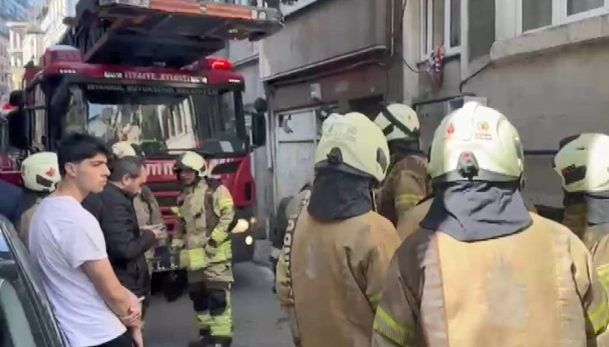 Beyoğlunda 5 katlı binada yangın: 2 kişi dumandan etkilendi