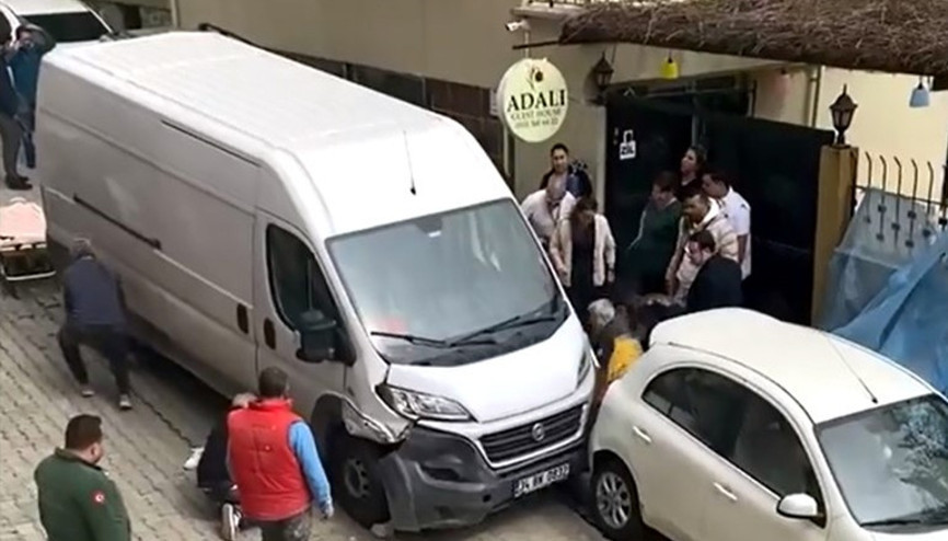 Freni boşalan kamyon dehşete yol açtı: 1i çocuk 2 yaralı