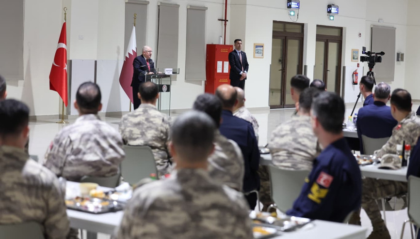 Bakan Güler, Katar Türk Birleşik Müşterek Kuvvet Komutanlığında Mehmetçiğe hitap etti Bakan Güler, Katar Türk Birleşik Müşterek Kuvvet Komutanlığında Mehmetçiğe hitap etti