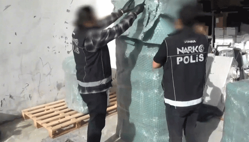 Esenyurtta kargo firmasına operasyon Buzdolabında 28 kilogram metamfetamin ele geçirildi