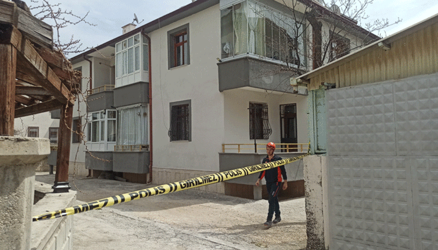 Konyada 3.2 büyüklüğündeki depremin ardından 2 bina tahliye edildi Büyük çatlaklar oluştu