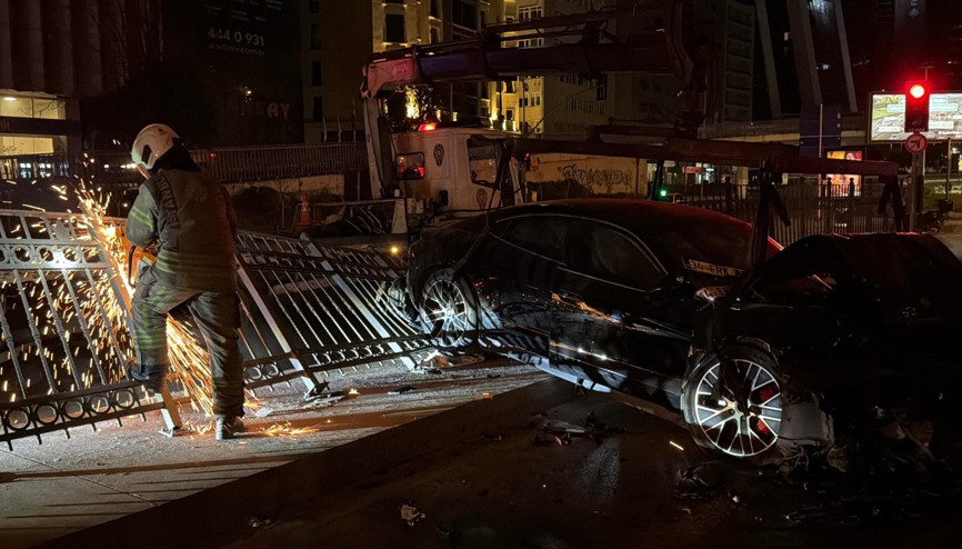 Şişli’de lüks otomobil demir korkuluklara çarptı: 3 yaralı Şişli’de lüks otomobil demir korkuluklara çarptı: 3 yaralı