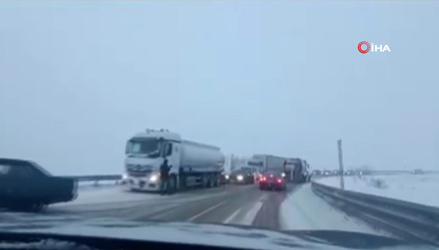 Kop Dağı Geçidi’nde buzlanma ulaşımı aksattı