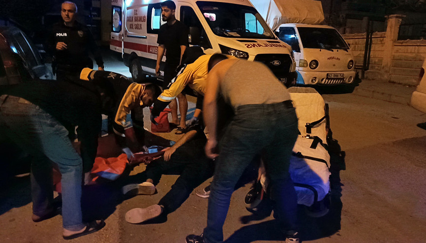 Üniversite öğrencisi, evinin önünde sırtından bıçaklandı Üniversite öğrencisi, evinin önünde sırtından bıçaklandı