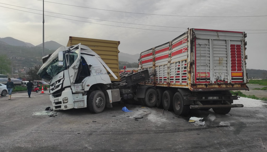 Hatayda iki TIR çarpıştı: 3 yaralı