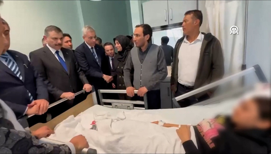 Bakanlar Kahramanmaraştaki silahlı saldırıda yaralananları ziyaret etti