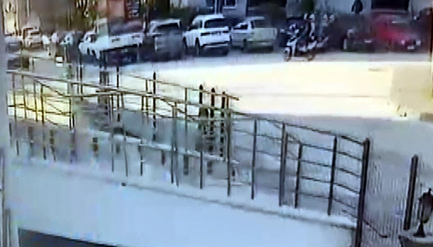 Motosiklet hafif ticari araca çarptı; o anlar kamerada