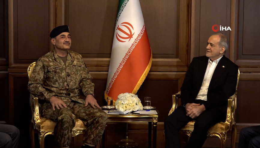 İran Cumhurbaşkanı Pezeşkiyan Pakistan Genelkurmay Başkanı Mareşal Munir ile bir araya geldi