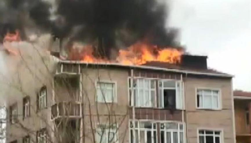 Son dakika... Ümraniyede 3 katlı binanın çatısında yangın
