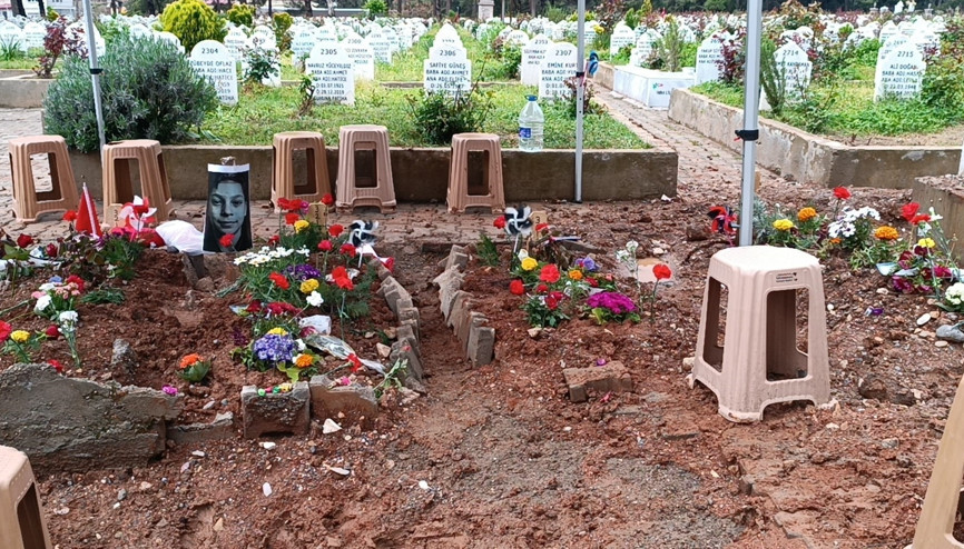 Saldırıda ölen çocukların mezarlarına duygusal notlar bırakıldı