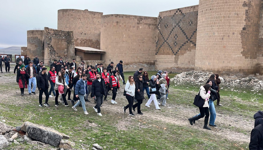 UNESCO mirası Ani Ören Yerinde 8 kilometre yürüdüler UNESCO mirası Ani Ören Yerinde 8 kilometre yürüdüler