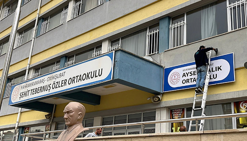 Ayser Çalık Ortaokulunun tabelası, yeni binaya asıldı