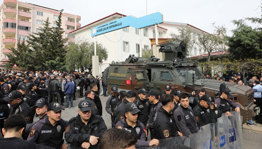 Kahramanmaraştaki okula silahlı saldırı | Silah seslerini duyan öğrenciler, sıraları siper yapmış Kahramanmaraştaki okula silahlı saldırı | Silah seslerini duyan öğrenciler, sıraları siper yapmış