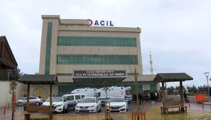 Elektrik direğine yıldırım düştü, yoldan geçen kadın yaralandı Elektrik direğine yıldırım düştü, yoldan geçen kadın yaralandı
