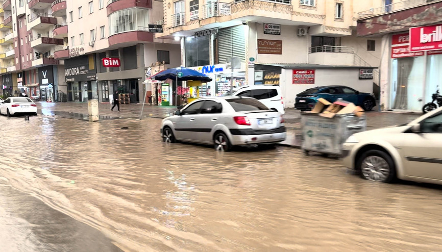 Midyat’ta sağanak hayatı olumsuz etkiledi