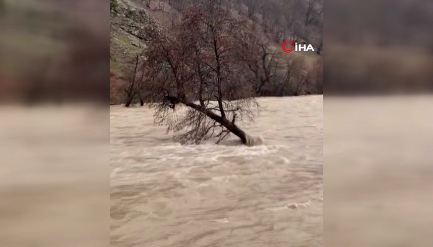 Munzur Nehri taştı, Tunceli-Ovacık yolunda ulaşım durduruldu
