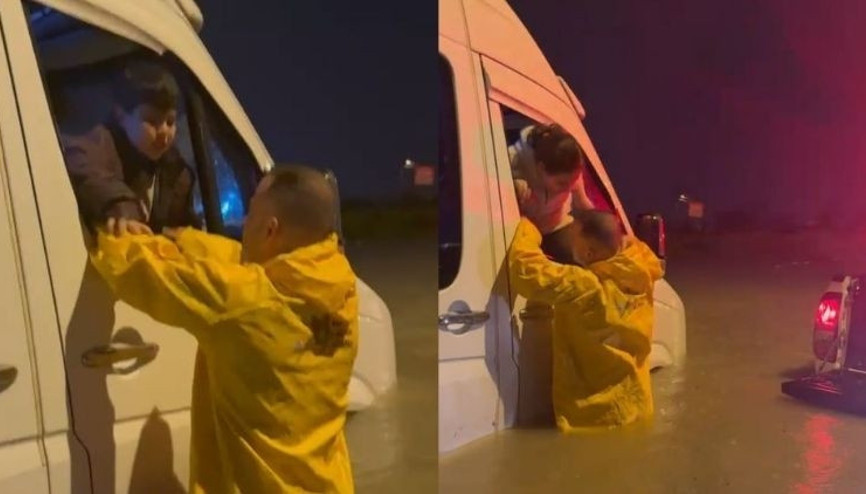 Adana’da sağanak hayatı felç etti…. Minibüste mahsur kalan çocuklar böyle kurtarıldı