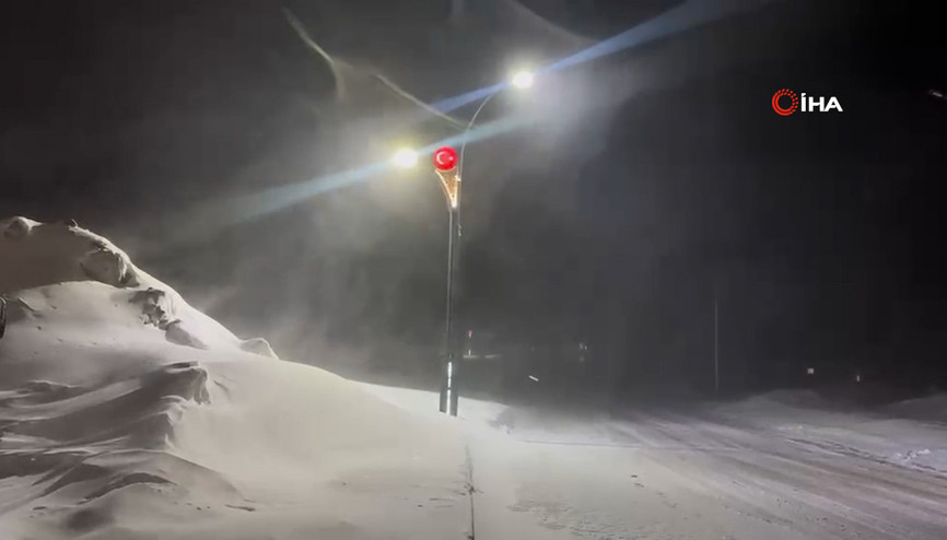 Karayazı’da kar ve tipi etkili