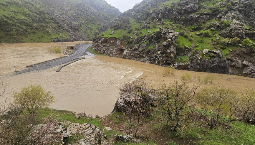 Dere taştı, Şemdinli-Derecik kara yolu ulaşıma kapandı