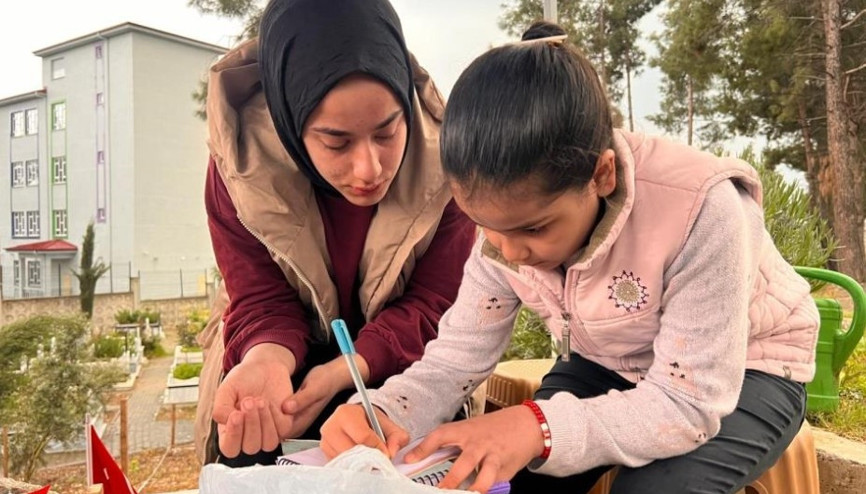 Kahramanmaraşta ortaokula saldırı... Öğrenci mezarlarına bırakılan notlar duygulandırdı Kahramanmaraşta ortaokula saldırı... Öğrenci mezarlarına bırakılan notlar duygulandırdı