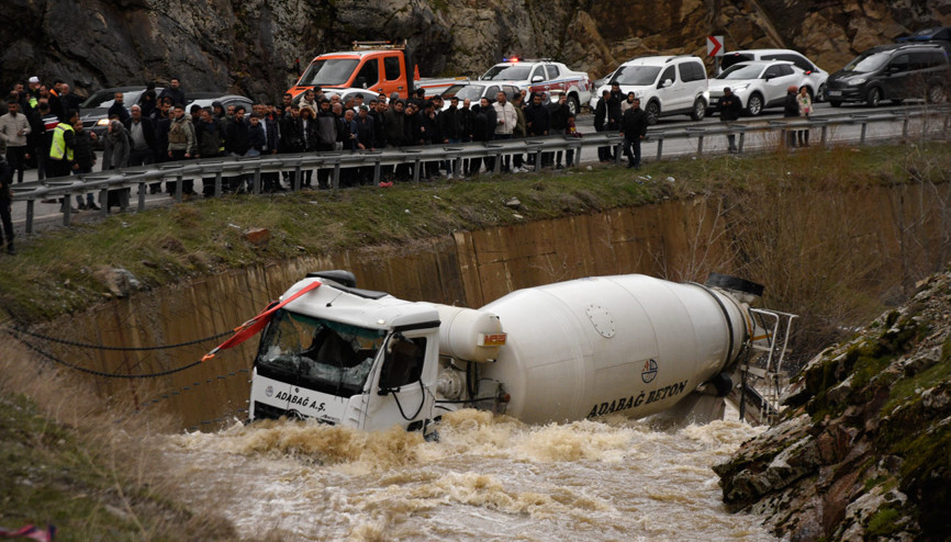 Dereye yuvarlanan beton mikserinin şoförü kayboldu