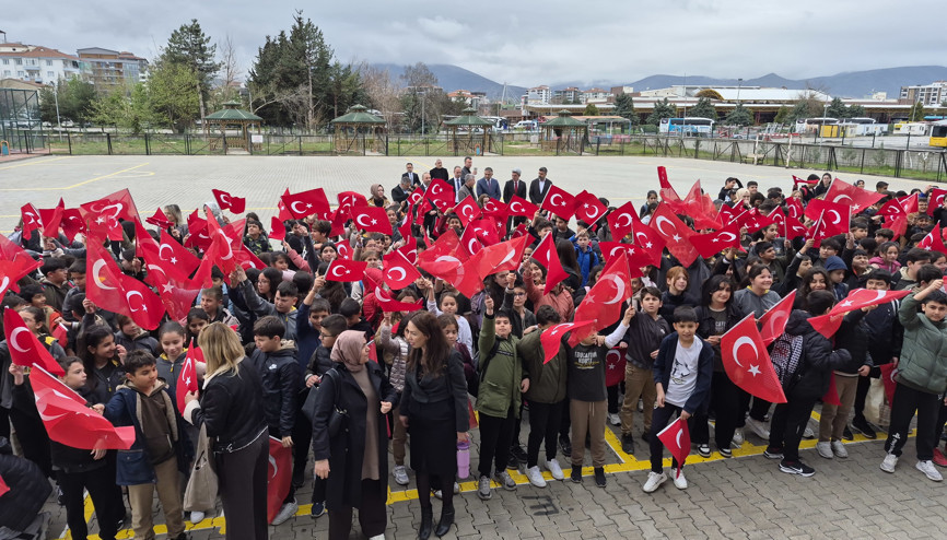 Malatyada öğrenciler Türk bayrağı, öğretmenler karanfil ile karşılandı