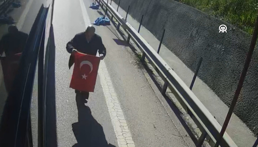 İstanbulda otobüs şoförünün yoldaki Türk bayrağını yerden alması kamerada