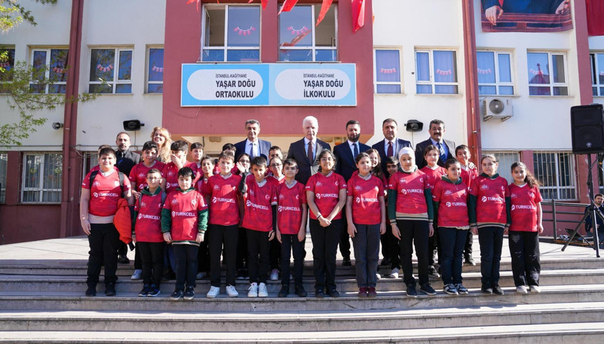 Vali’den öğrencilere milli takım forması