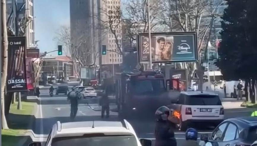 Şişlide cipin lastikleri alev alev yandı; trafik kilitlendi Şişlide cipin lastikleri alev alev yandı; trafik kilitlendi
