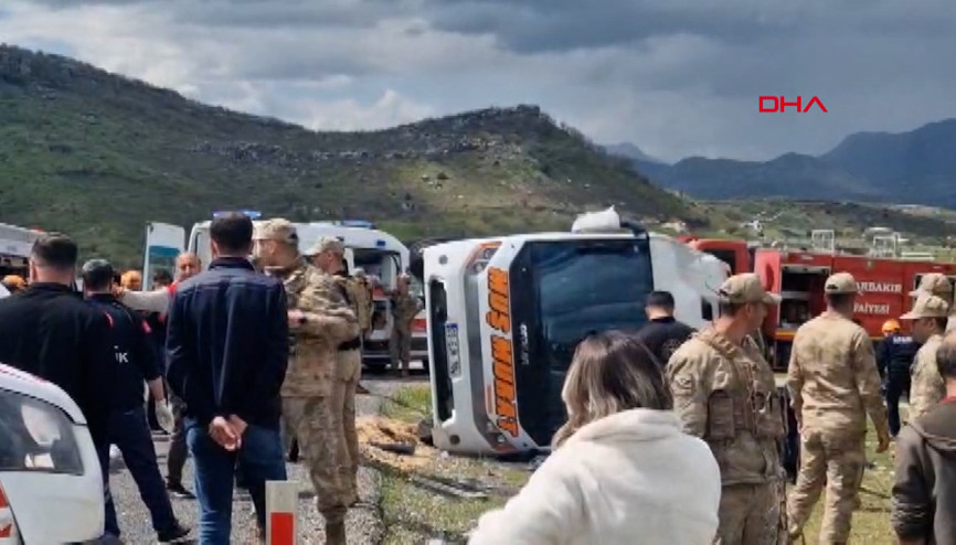 Diyarbakır Bingöl karayolunda yolcu midibüsü devrildi