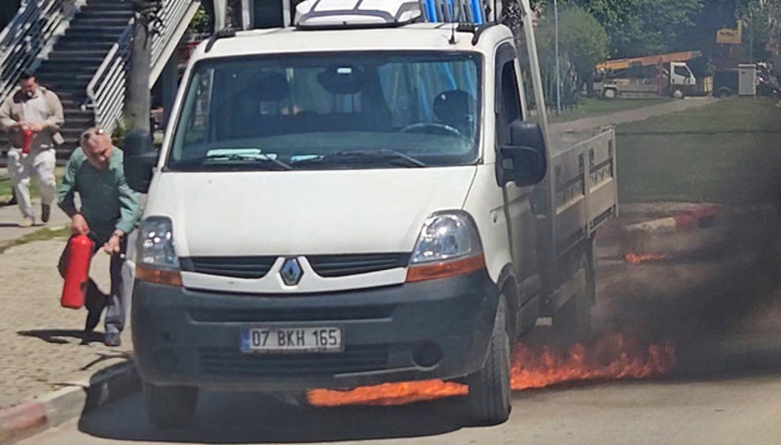 Trafikte panik anları... Kamyonette yangın çıktı, yoldan geçen sürücüler müdahale etti