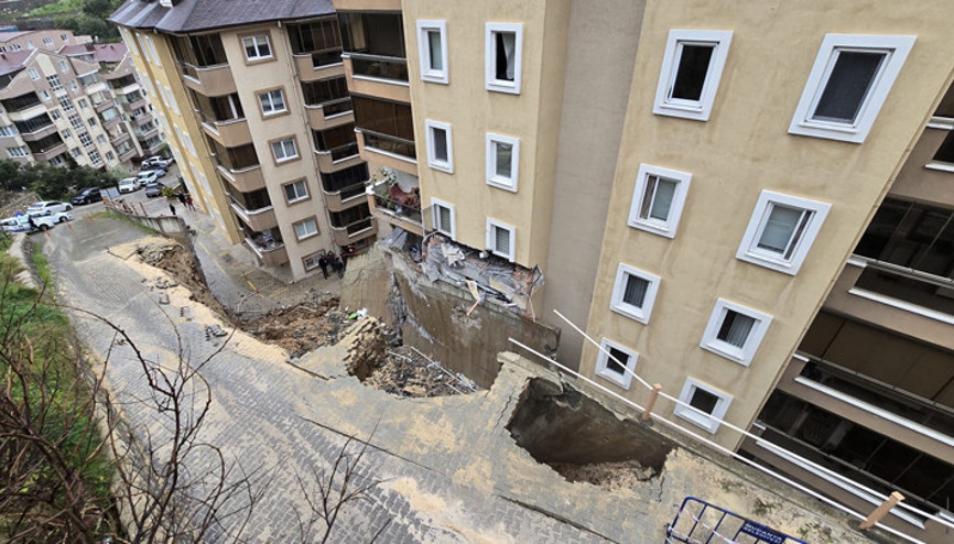Bursada panik anları... İstinat duvarı çöktü 7 katlı binanın 2 katı tahliye edildi