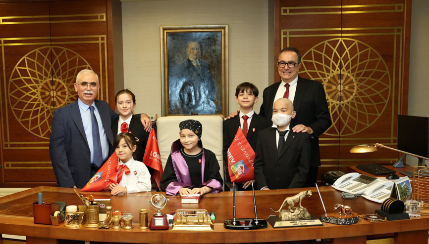 AYM Başkanı Kadir Özkaya, lösemi tedavisi gören çocukları misafir etti