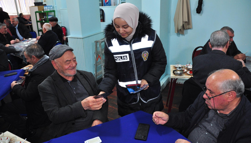 Karsta kadın polisler dolandırıcılara karşı ev ve iş yerlerini gezerek uyarıda bulundu Karsta kadın polisler dolandırıcılara karşı ev ve iş yerlerini gezerek uyarıda bulundu