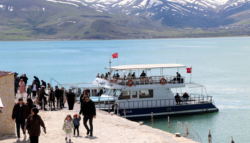 Badem ağaçlarının çiçekleriyle güzelleşen Akdamar Adasında turist yoğunluğu/Ek fotoğraflar