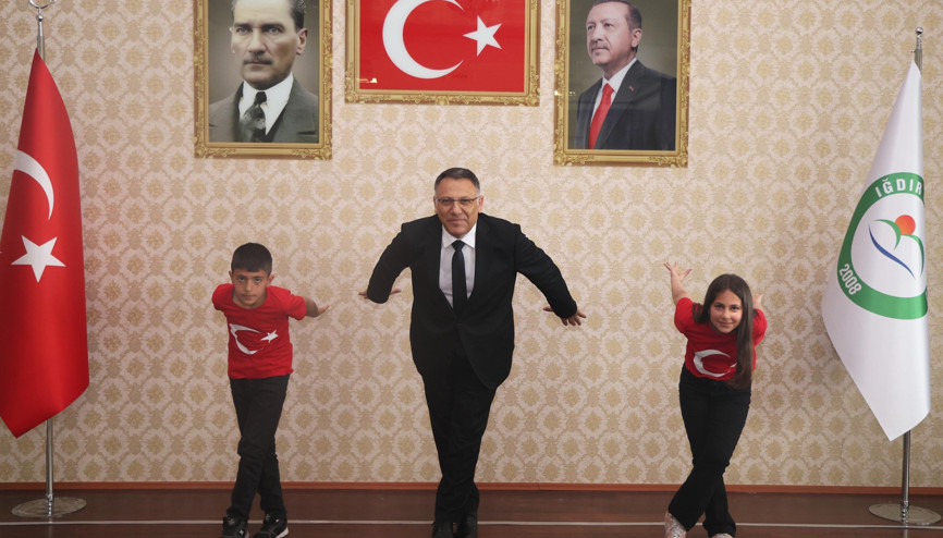 Rektörlük makamını devralan çocuklardan ‘Kartal Dansı’