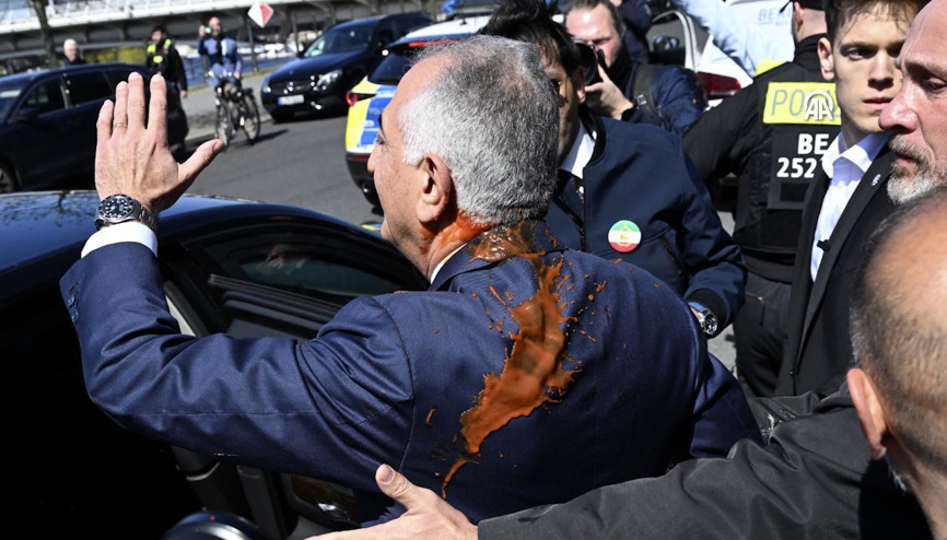 Pehlevi’ye Berlinde kırmızı sıvı atıldı