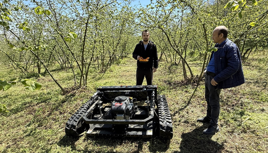 Tırpanları bırakıp robotu izlemeye başladılar Günler süren işi 3 saatte bitiriyor, girilmeyecek yerlere bile giriyor Tırpanları bırakıp robotu izlemeye başladılar Günler süren işi 3 saatte bitiriyor, girilmeyecek yerlere bile giriyor