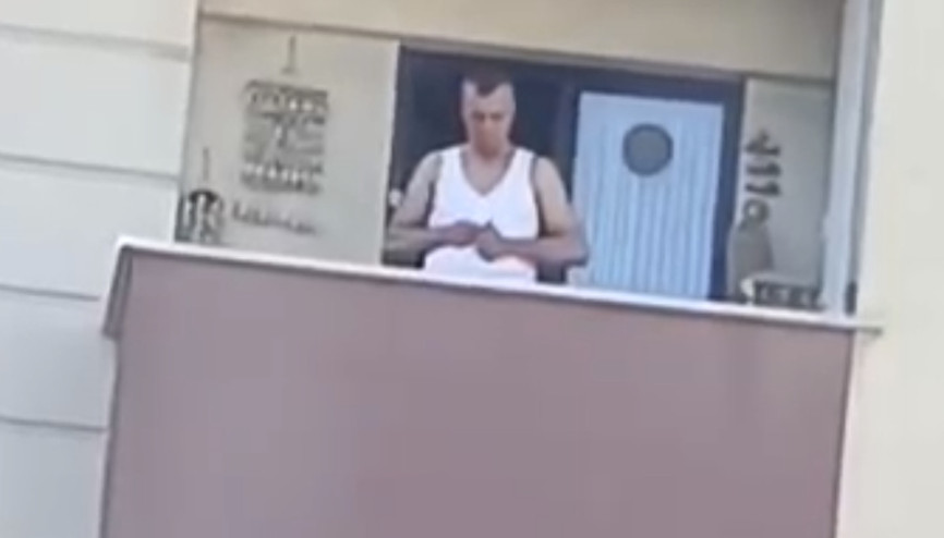 Pendikte balkonda silah şarjörüne mermi dolduran şüpheli yakalandı Pendikte balkonda silah şarjörüne mermi dolduran şüpheli yakalandı
